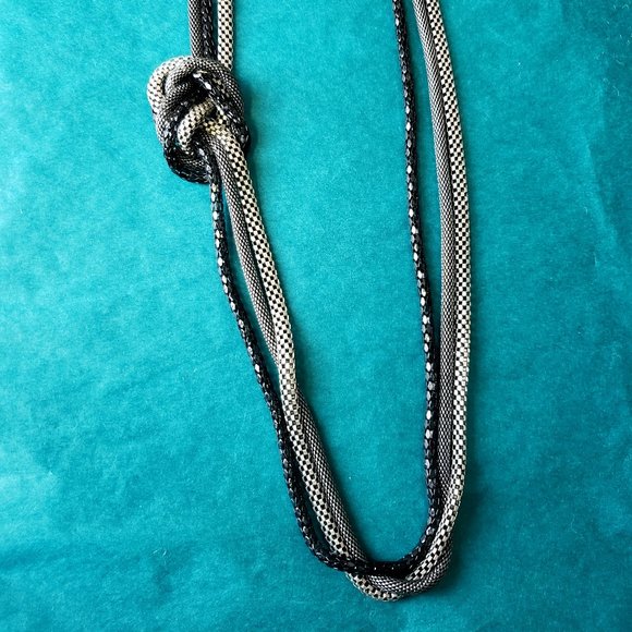 2/10$ Black and silver toned knotted necklace - Picture 1 of 3